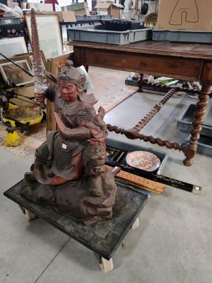 une statue de femme assise sur une table
