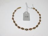 gros plan d'une chaîne de bracelets portant une étiquette de prix