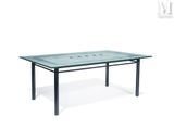 une table en verre avec des pieds en métal et un plateau en verre