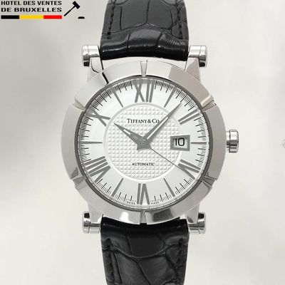 une image d'une montre en gros plan sur fond blanc