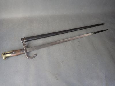 deux épées posées sur une table