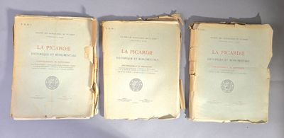 trois livres sont posés sur une table les uns à côté des autres