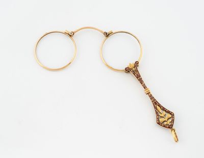 une paire de lunettes plaquées or et une paire de lunettes plaquées or sur fond blanc