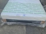 un matelas posé à même le sol dans l'entrepôt