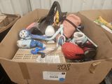 une boîte en carton remplie de chaussures et d'autres objets