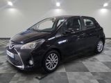 une Toyota Yaris noire garée sur un sol à damier