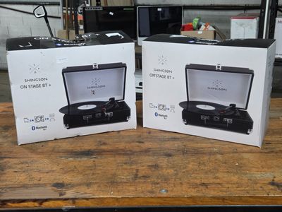 deux boîtes contenant chacune un tourne-disque