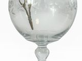 un bol en verre contenant une branche