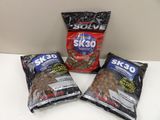 trois sacs d'aliments pour poissons SK20 posés sur un comptoir