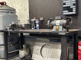 une image d'un établi avec beaucoup d'outils dessus