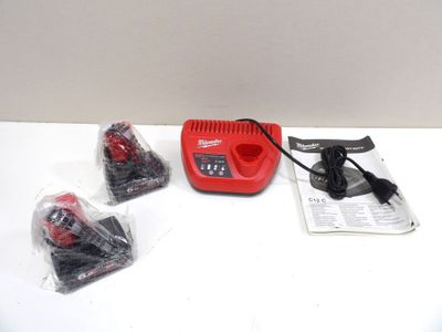 une petite machine rouge posée sur une table