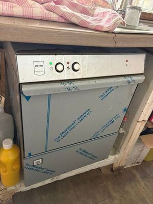 une photo d'un lave-vaisselle installé sous un plan de travail de cuisine