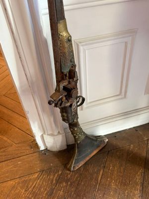 a pair of skis sitting on the floor next to a door