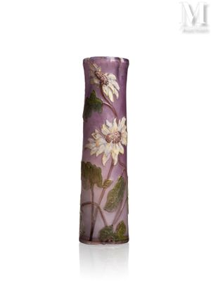 un vase violet orné de fleurs blanches, posé sur une surface blanche