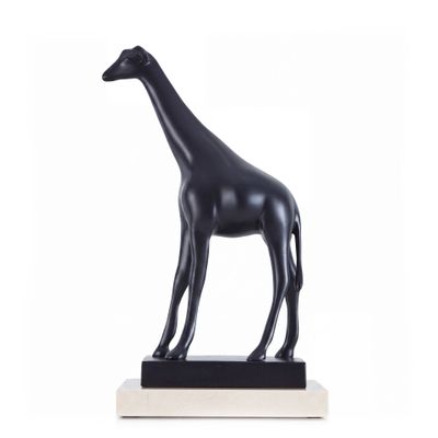 statue d'une girafe posée sur un socle, sur fond blanc