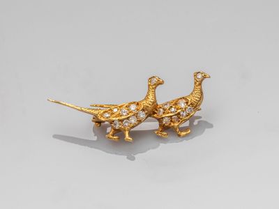 une paire de broches en or et diamants