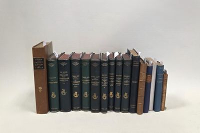 plusieurs livres sont alignés sur une surface blanche