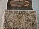 Deux tapis sont posés sur le sol dans une pièce
