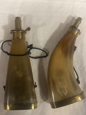 deux lampes en forme de corne sont posées sur un tissu blanc