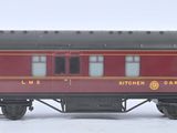 un wagon rouge qui se trouve sur les rails, dans la neige