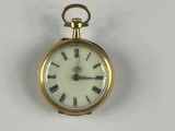 une montre de poche en or avec des chiffres romains sur le cadran