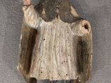 une figurine représentant un garçon avec un manteau et un chapeau