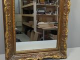 un miroir posé sur une table dans une pièce