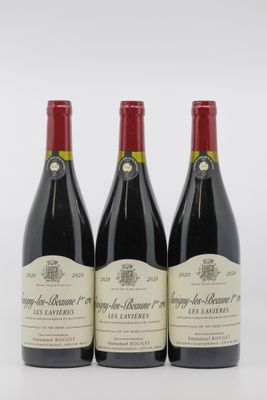 trois bouteilles de vin rouge sont alignées sur une surface blanche