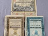 trois types de certificats différents sur une table avec un fond bleu