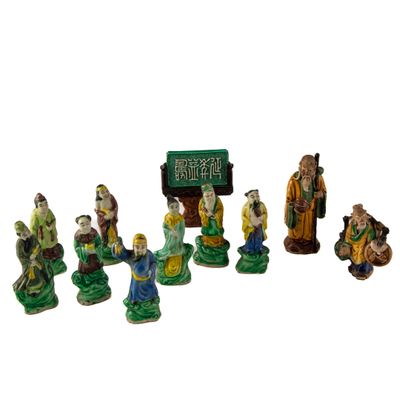 de nombreuses figurines posées sur une surface blanche