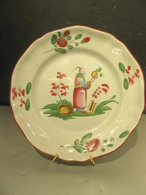 une assiette blanche ornée d'un motif rouge et vert