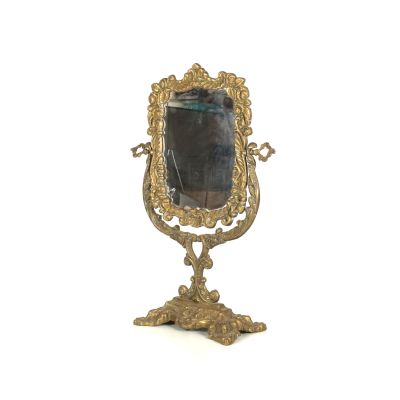 un miroir sur un pied, avec un miroir au milieu