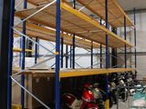 de nombreux scooters et motos garés dans un grand entrepôt