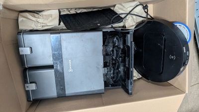 une boîte contenant un ordinateur portable et d'autres appareils électroniques
