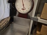 l'image d'une balance sur laquelle est posé un sac
