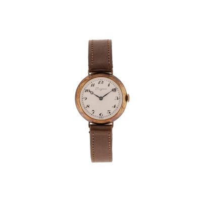 une image d'un gros plan d'une montre-bracelet sur un fond blanc
