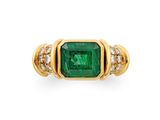 une bague en émeraude et diamant