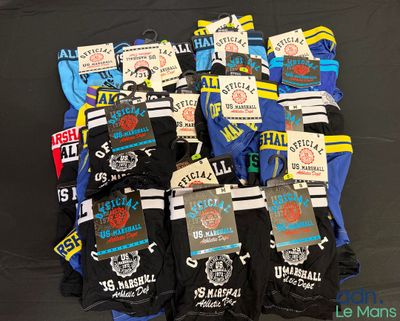 plusieurs paires de chaussettes pour homme, avec différents motifs