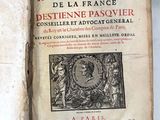 un livre ouvert avec la photo d'un homme et d'une femme
