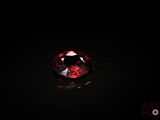 gros plan d'un diamant rouge sur une surface noire