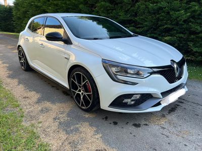 une voiture blanche est garée sur le bord de la route