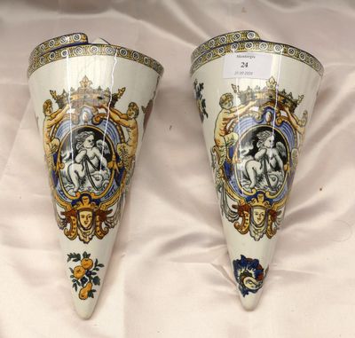 Deux vases sont posés sur une nappe blanche ornée d'un motif.