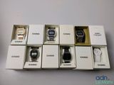 Plusieurs montres se trouvent dans une boîte blanche posée sur une table