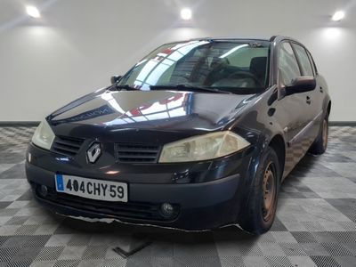 la photo d'une voiture garée dans un garage
