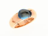 Gros plan sur une bague ornée d'une pierre bleue