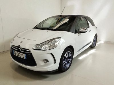 la photo d'une petite voiture blanche dans une pièce blanche