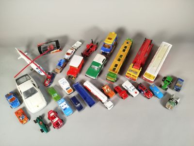un grand nombre de voitures et de camions jouets qui se trouvent sur la table