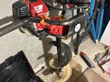 une photo d'une perceuse dans un garage, avec des outils par terre