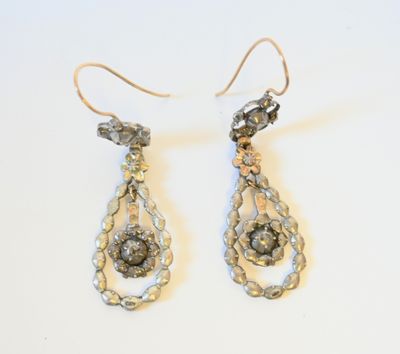 Une paire de boucles d'oreilles en pendants en argent 800‰ e…