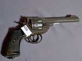 un pistolet posé sur une table, avec une étiquette de prix dessus
